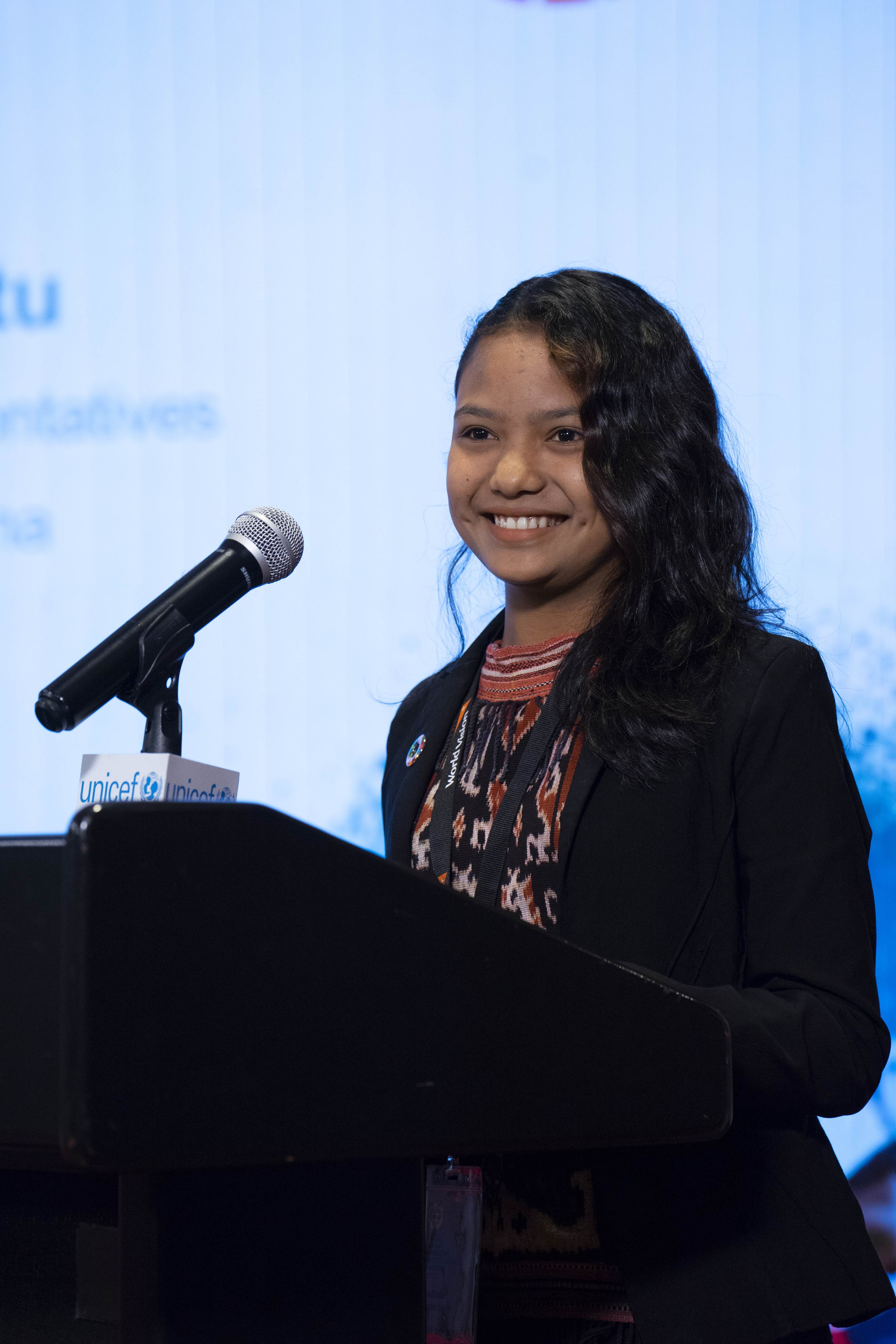 Roslinda, a girl from Indonesia speaks to a UNICEF audience