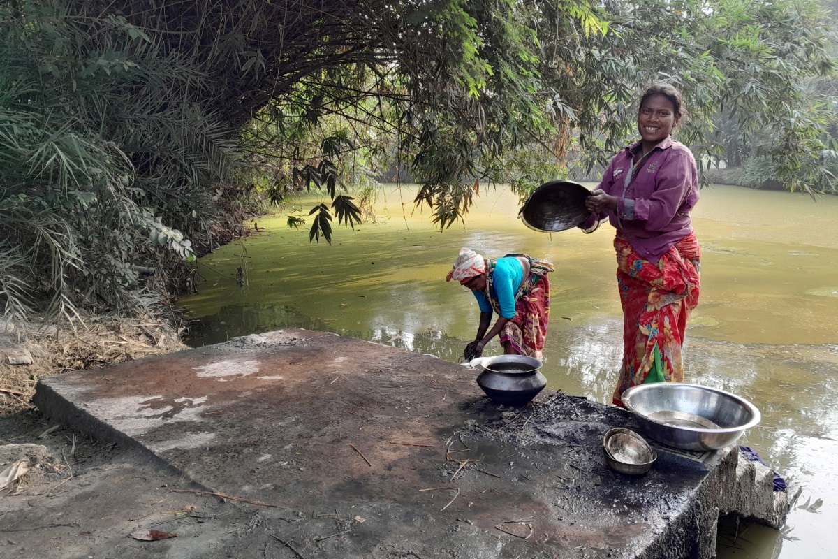 Women collect water from a lake in Chapainawabganj