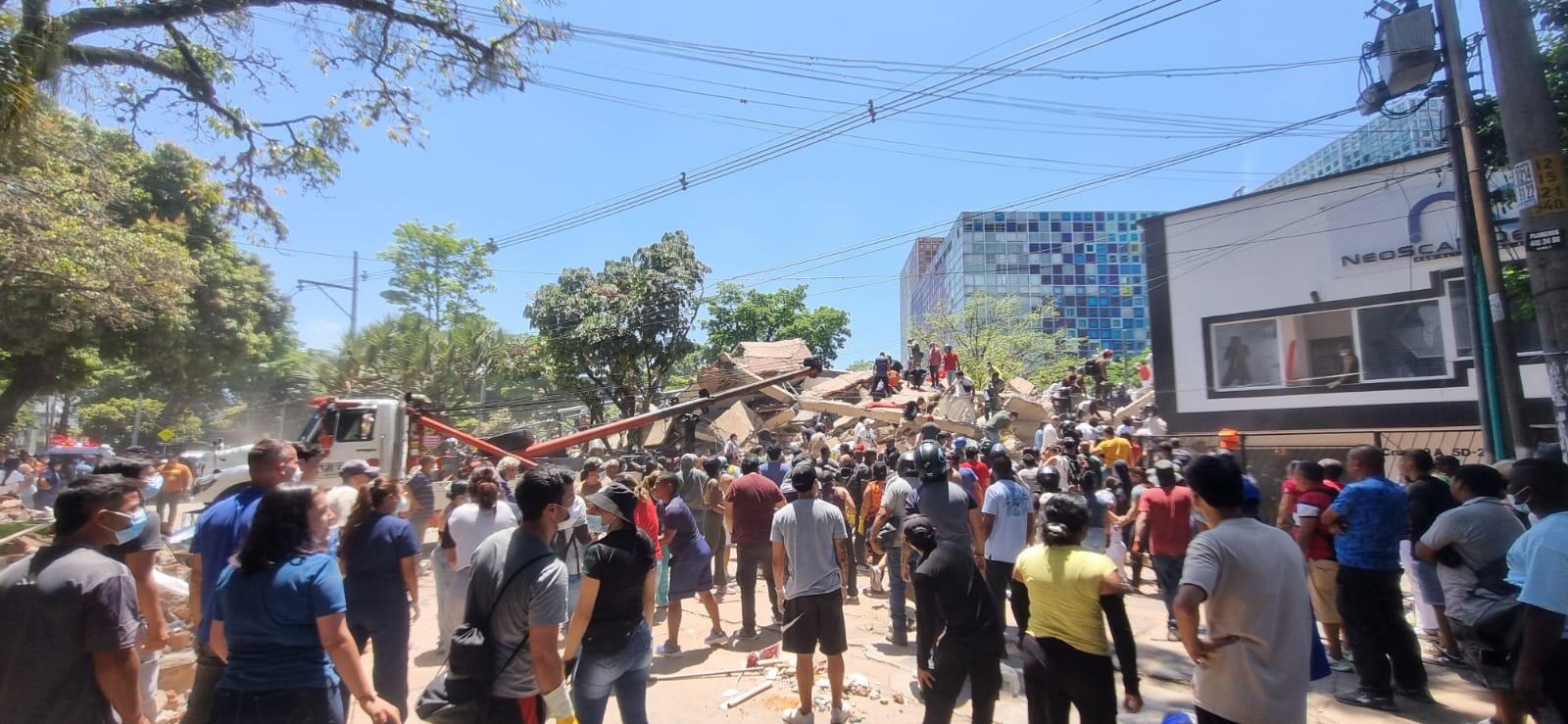 People search for survivors amongst collapsed buildings in Colombia