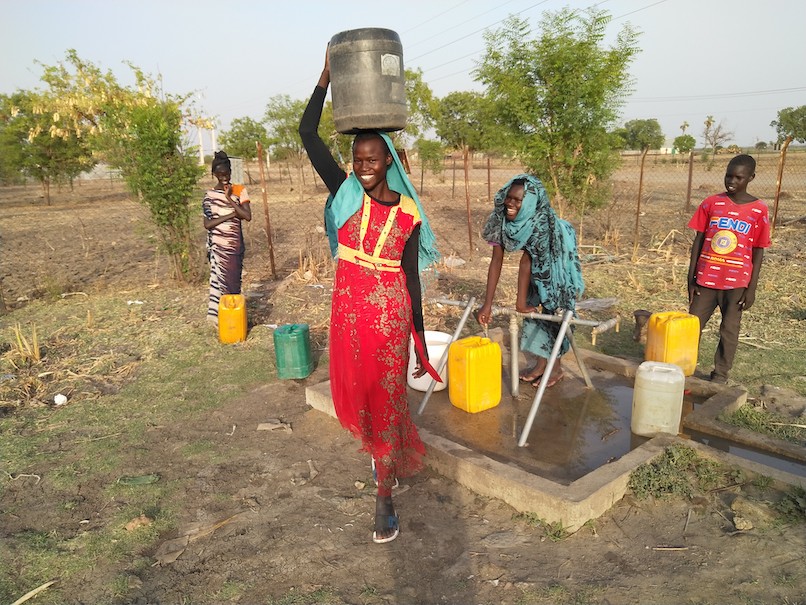 Children filling up buckets of water